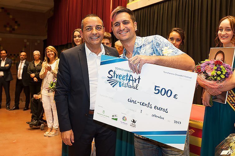 El duo de grafiters GFX Folk & Miedo, d'Alacant i Madrid, guanyadors del 1r Street Art Festival  2n premi texte 2