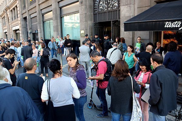 Concentració a les portes del Departament de Governació a Via Laietana 1