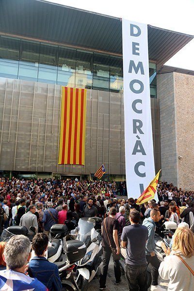 Mobilitzacions davant de les conselleries intervingudes a Barcelona