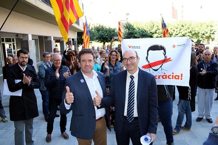 Els alcaldes d'Oliana i el del Pont de Suert a la sortida del jutjat de la Seu d'Urgell