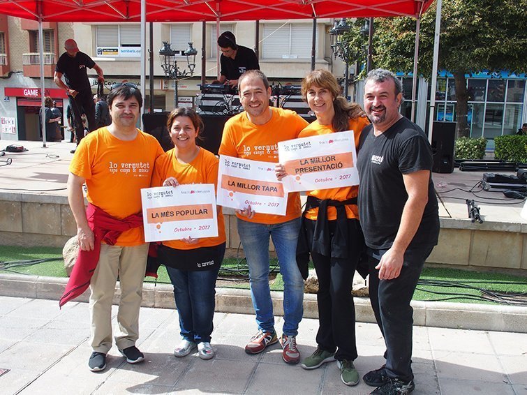 El director de Fira de Mollerussa, amb els propietaris dels locals que han guanyat el concurs de tapes en aquesta edició