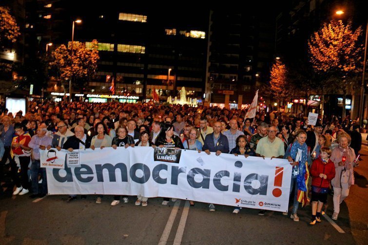 Manifestació que ha recorregut el centre de Lleida per reclamar la posada en llibertat de Jordi Sànchez i Jordi Cuixart.
