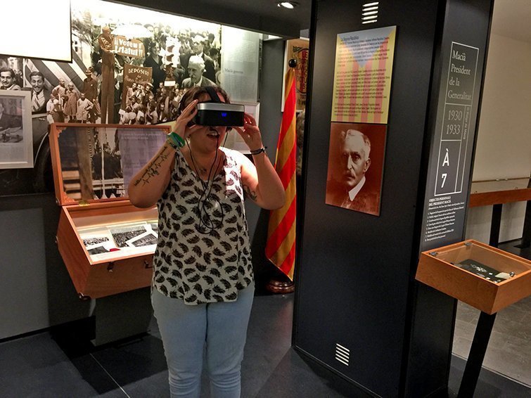Una tècnica de l'Espai Macià utilitzant les noves ulleres de realitat virtual que permeten recrear la vida del 122è president de Catalunya