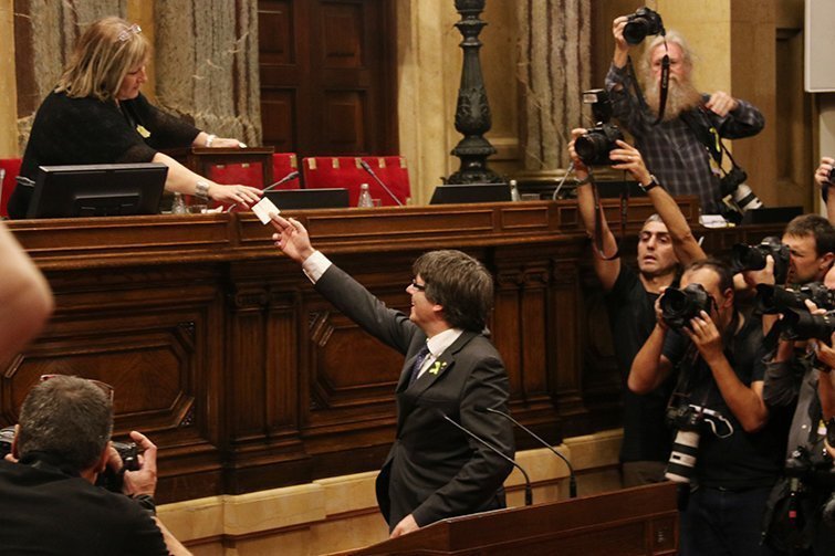 El president Puigdemont, al moment de votar al Parlament, el 27 d'octubre del 2017 (horitzontal).