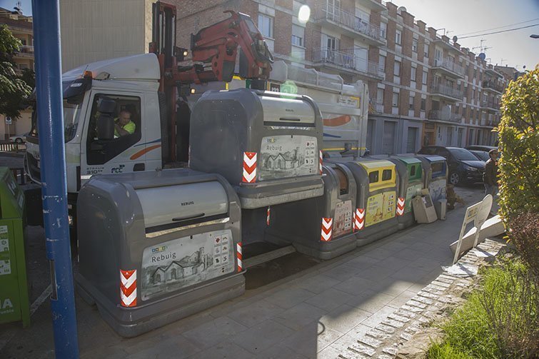 Un vehicle recull les fraccions en l'àrea d'aportació a Mollerussa