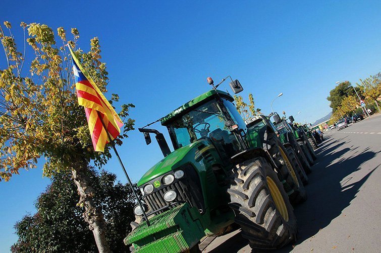Una columna de tractors en suport a la consellera Meritxell Serret
