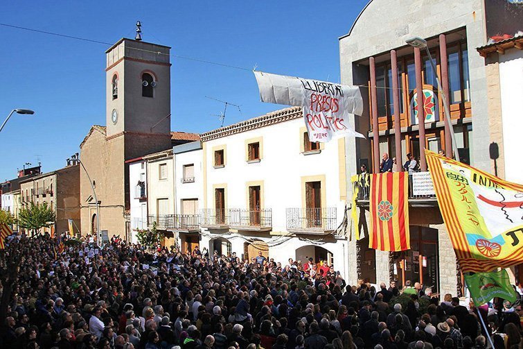 Tractors i veïns es manifesten a Vallfogona de Balaguer en suport a Meritxell Serret