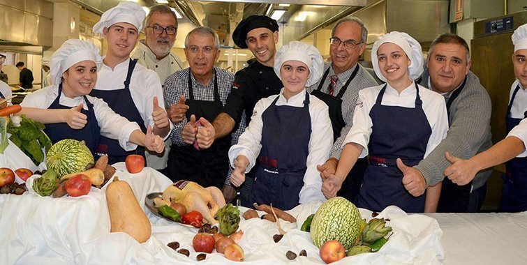 El estudiants de Escola d'Hoteleria i Turisme de Lleida amb els organitzadors del Xup Xup