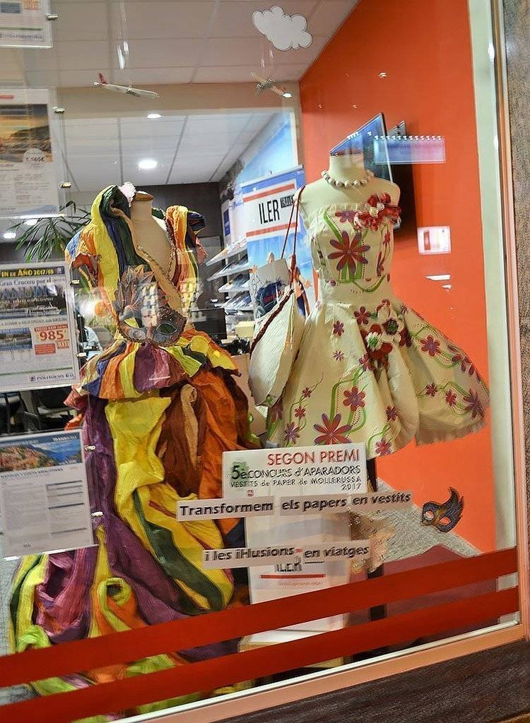 Mollerussa concurs d'aparadors de vestits de paper 1 texte