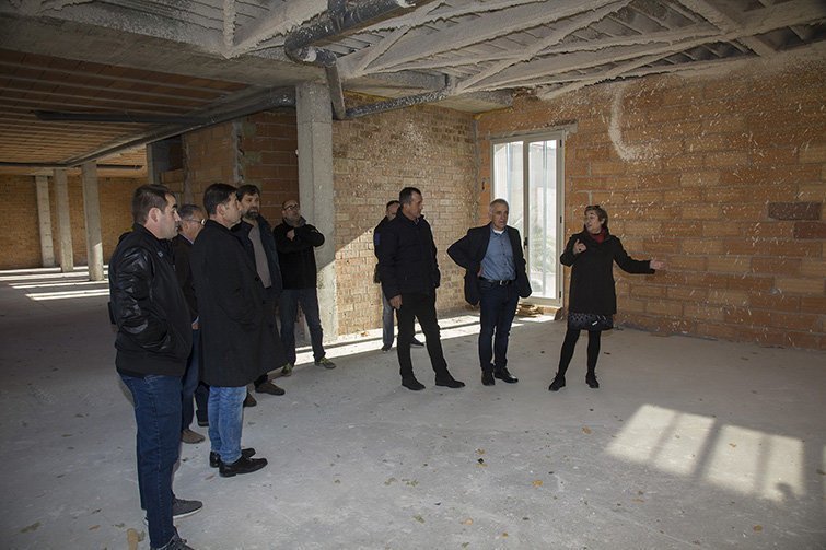 Membres de la Cooperativa i de l'Ajuntament d'Ivars visiten l'edifici 1
