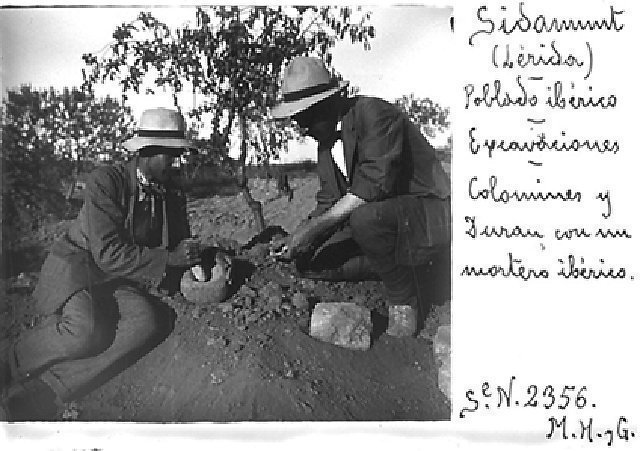 Imatge i nota de la primera excavació realitzada al Tossal de les Tenalles a Sidamon B