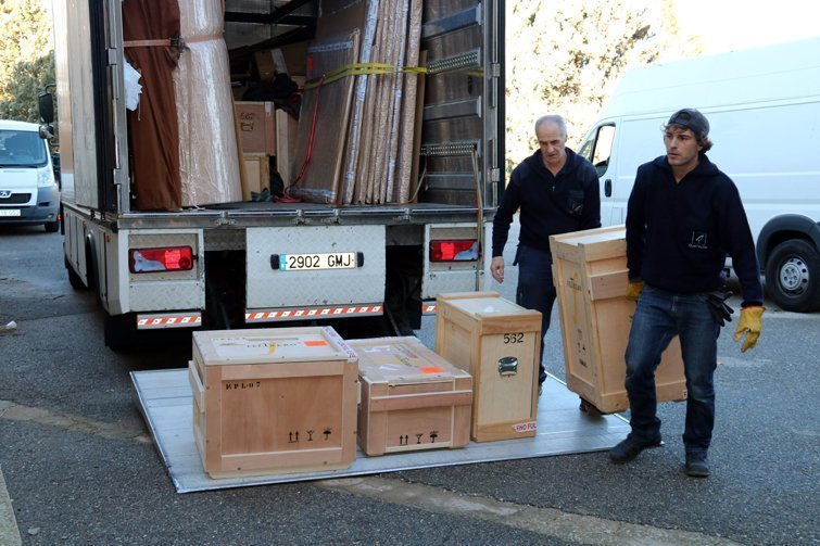 Operaris descarregant al monestir de Sixena les caixes amb les peces d'art procedents del Museu de Lleida. Imatge de l'11 de desembre del 2017. (Horitzontal)