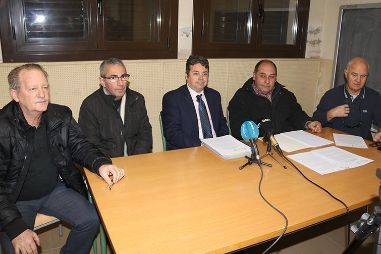 L'alcalde del Poal, Rafel Panadés, amb l'advocat de la plataforma Salvem el Territori, Albert Calduch, i representants de la plataforma