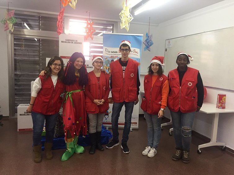 Els voluntaris que participen en la campanya de joguines de Creu Roja