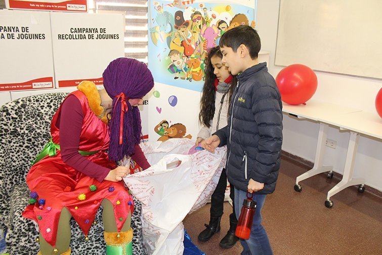 La Vermelleta de Creu Roja reparteix les joguines als infats 1