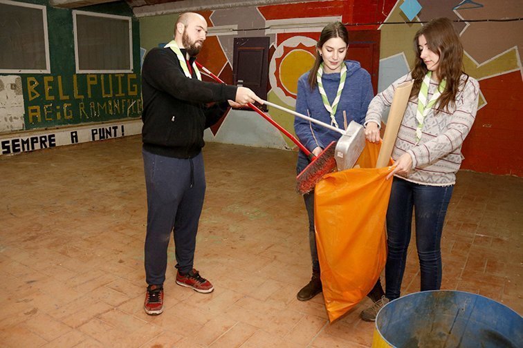 Els caps de l'Agrupament recullen el material de l'antic local