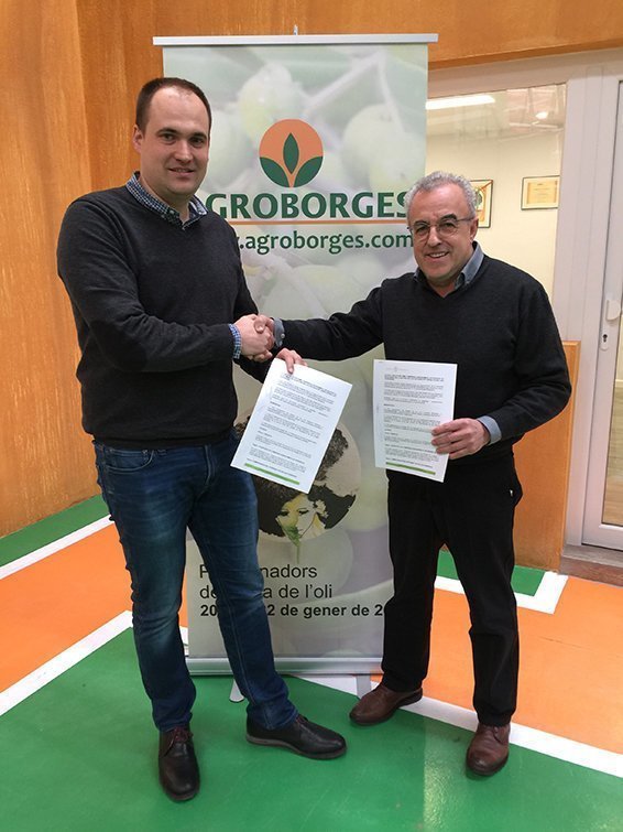 Xavier Minguet i Enric Mir després de signar el conveni de patrocini de la Fira de l'Oli i les Garrigues 2018 a la seu d'AgroBorges