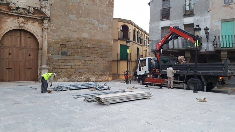 Els tècnics preparen els materaisl per a la restauració del pòrtic