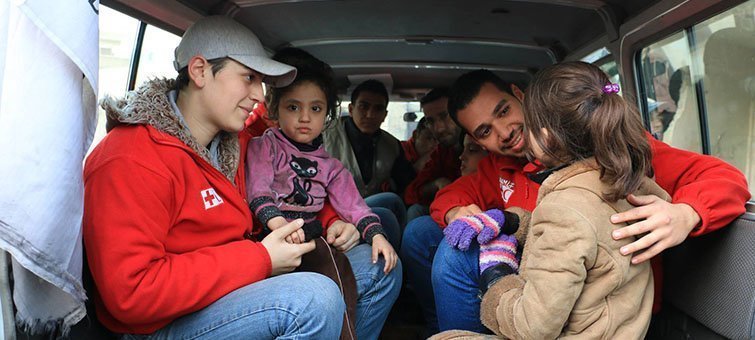 Voluntaris de Creu Roja atenen a infants nouvinguts Portada