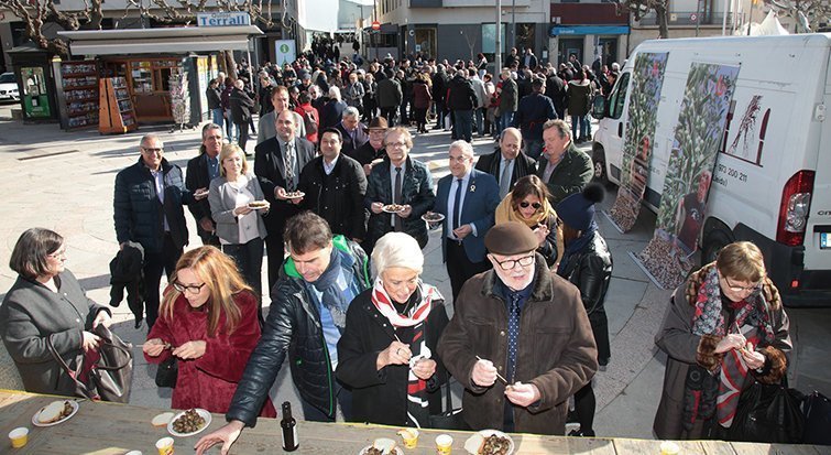 La delegació de Touluges, membres de l'Ajuntament de les Borges i de la FECOLL, en el tast solidari de caragols de la 55a Fira de l'Oli i les Garrigues