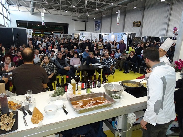 El xef David López, del Palau de Margalef, fent un xou cooking de carn de corder i cabrit, a l'Espai Gastrònim de la 55a Fira de l'Oli i les Garrigues