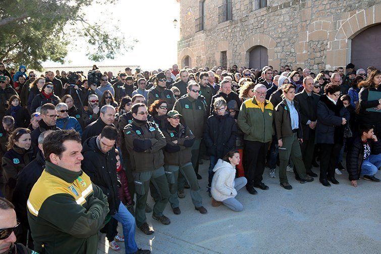 Pla obert on es poden veure les persones que han assistit a l'acte d'homenatge del primer aniversari de la mort de dos agents rurals a Aspa, el 21 de gener de 2018. (Horitzontal)