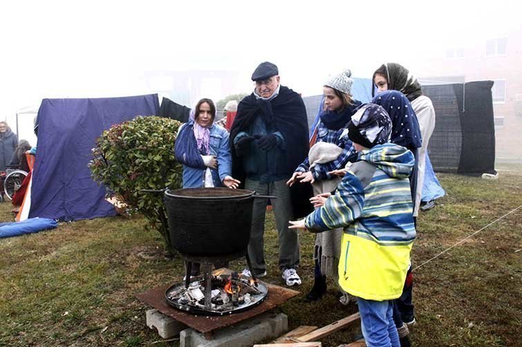 Refugiats acampats en la  plaça Gaudí d'Alpicat