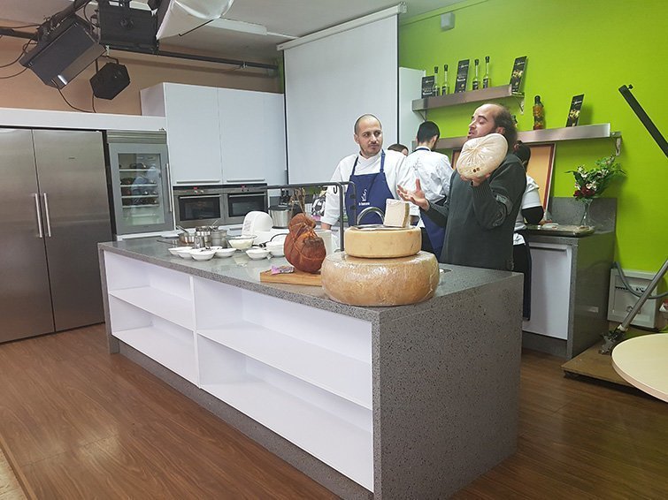 Joel Castanye i el formatger Robert Camps interior