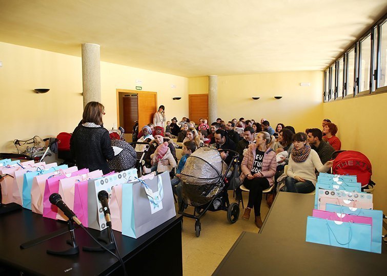 Imatge de les famílies que van participar en la recepció i els obsequis del consistori