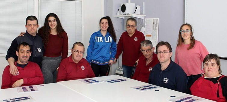 Usuaris d'ACUDAM i estudiants de l'IND Mollerussa que participen en l'activitat