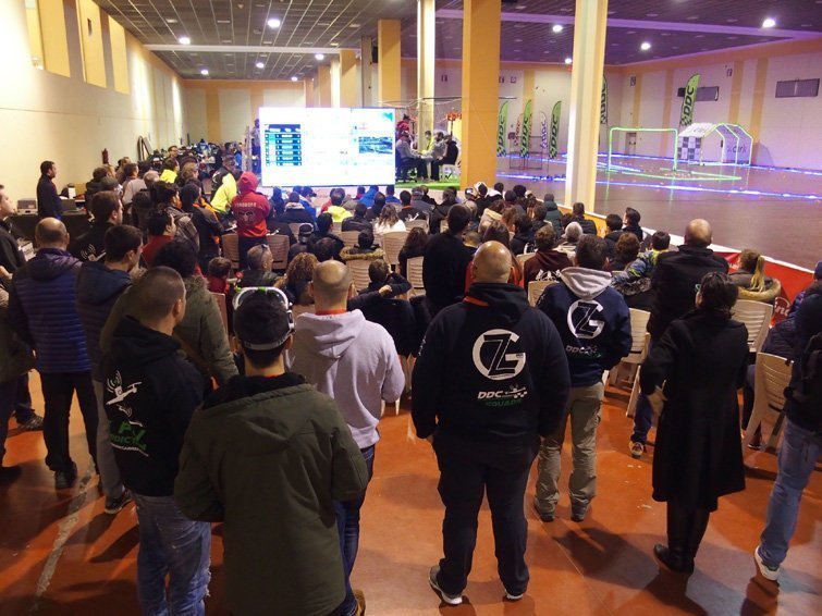 El públic segeix la competició de la Mollerussa Drone Party