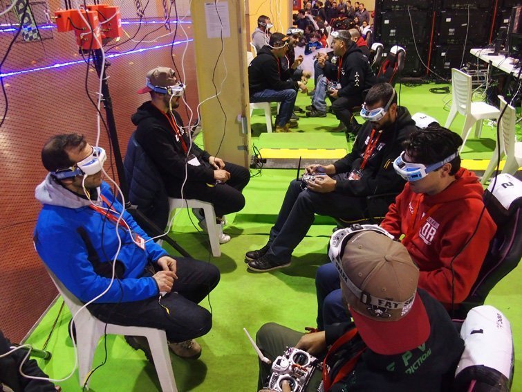 Els pilots controlen els enginys en la Drone Party