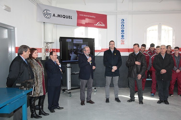 Les autoritats en la inauguració del nou taller de l'INS Mollerussa