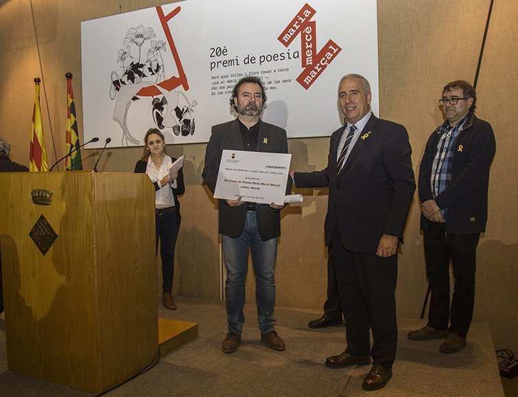 Joan Trull lliura el premi a Josep Manel Vida, guanyador del premi de poesia MMM
