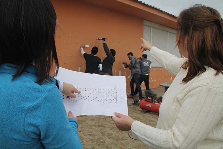 Els pares treballant en el rocòdrom del pati de l'escola Ignasi Peraire