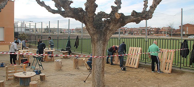 Els pares treballant en els nous espais del pati de l'escola Ignasi Peraire