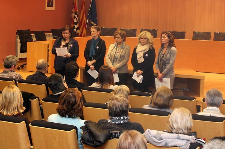 L'Ajuntament i les associacions femenines de Tàrrega llegeixen el manifest