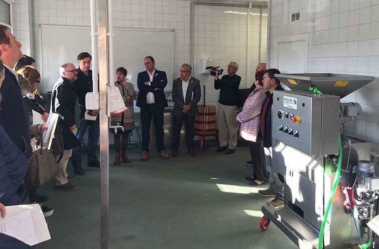 La comitiva ha visitat el Laboratori d'Olis de l'Institut Josep Vallverdú