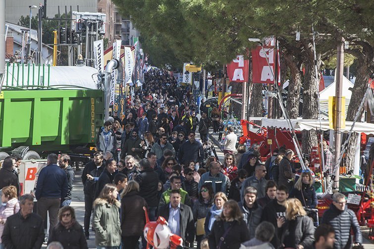 El recinte exterior de Fira de Sant Josep, ple a vessar en el matí del diumenge 1