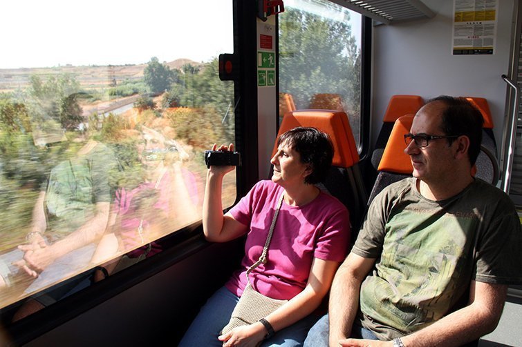 Imatge d'una de les viatgeres del Tren dels Llacs d'aquest dissabte 30 de juliol que grava el paisatge per la finestra (horitzontal)