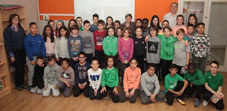 Alícia Casals amb els alumnes i professors de l'escola Ignasi Peraire