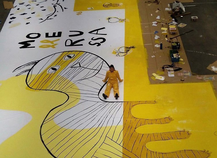 Mercè Galí finalitza el mural que presideix el Saló del Llibre