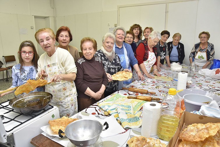 Taller de orelletes en les activitats de Dinamica de Sidamon