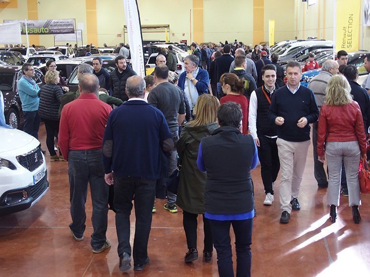 Visitants del sector dels cotxes d'ocasió de la Fira Autotrac de Mollerussa