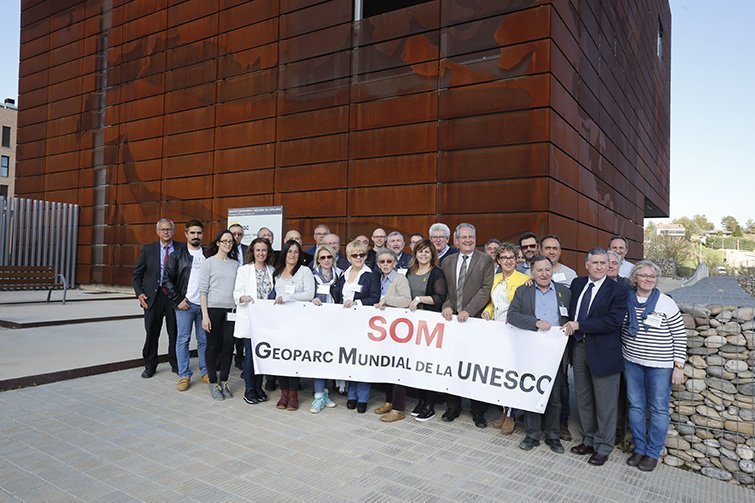 Foto. Membres de l'Associació Geoparc Conca de Tremp-Montsec, aquest dimarts, a Tremp. 