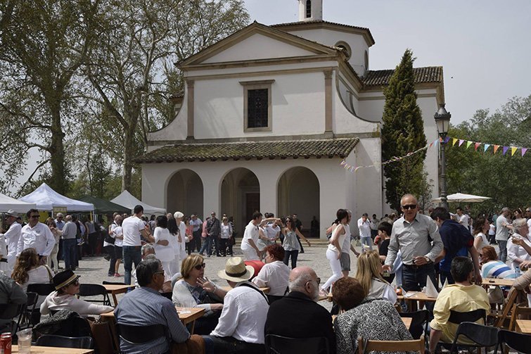 La celebració de l'Aplec al voltant de l'ermita del Remei