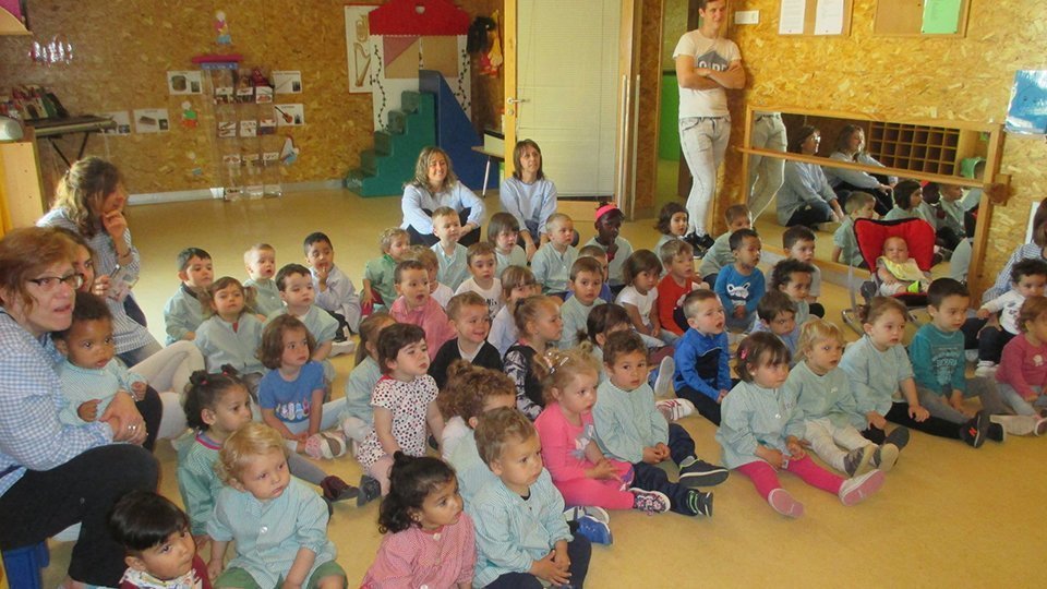 Cloenda de la 14a Setmana Cultural de la Llar d'Infants de les Borges amb la representació de la llegenda de Sant Jordi