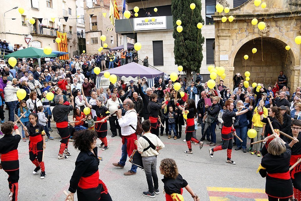 Imatge del moment en què s'han deixat anar globus