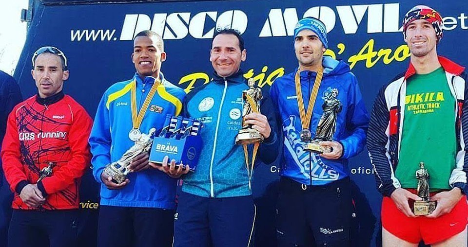 Ricard Pastó en el pódium maratonià