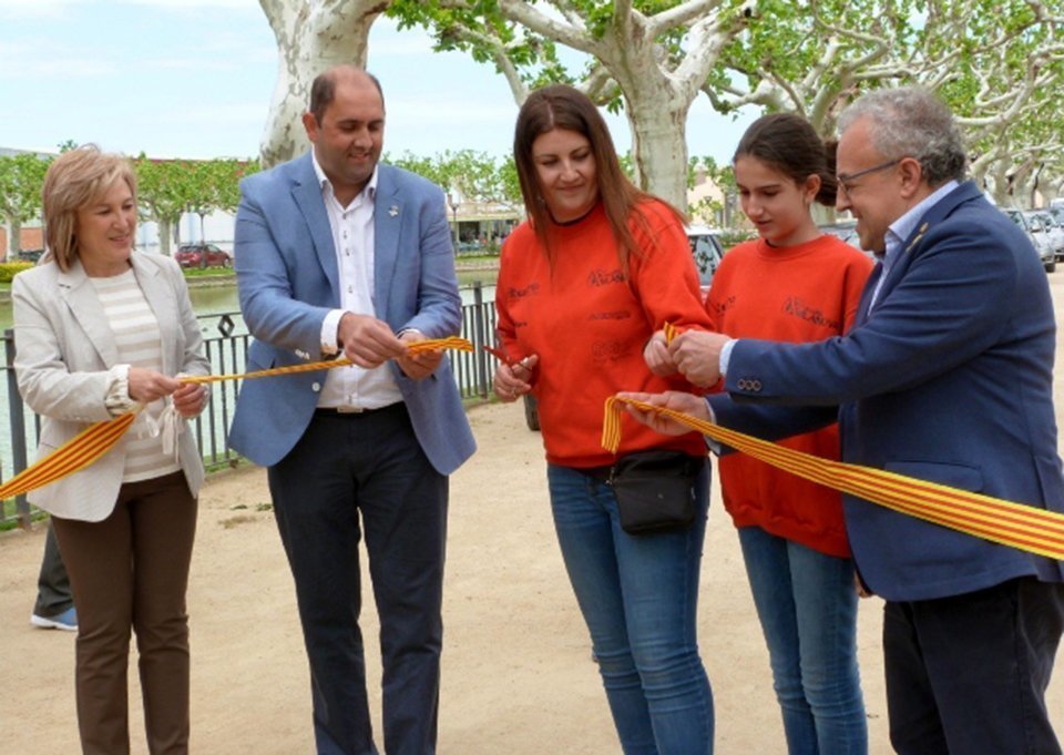 Núria Palau, Jordi Ribalta, Lydia López i Ylenia Tan i Enric Mir tallant la cinta inaugural de la 2a edició de la Fira Borges Motor